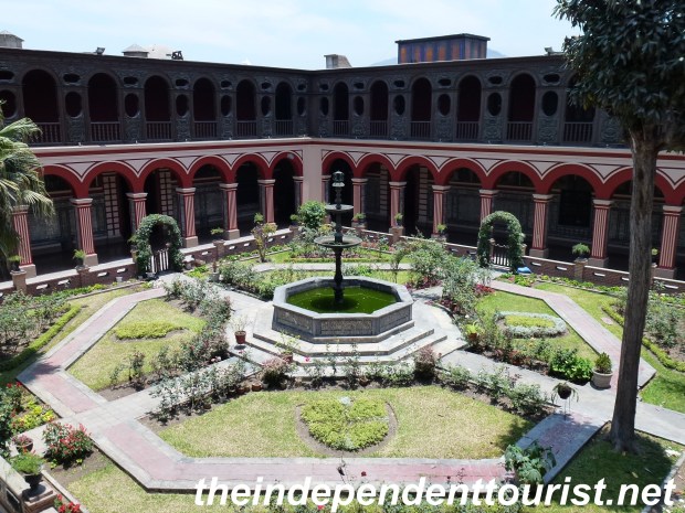 The cloisters of the Convento de Santo Domingo.