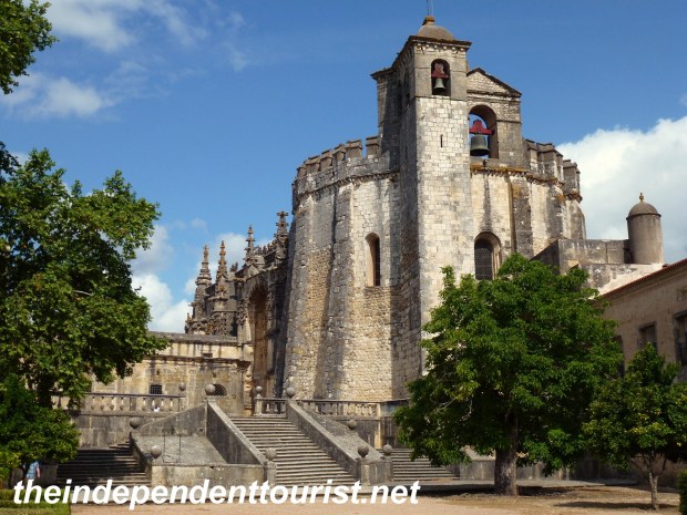 The Templar church (Oratory) was also a defensive tower, it has 16 sides, and was next to an exterior wall. The interior (see pictures below) is amazing.