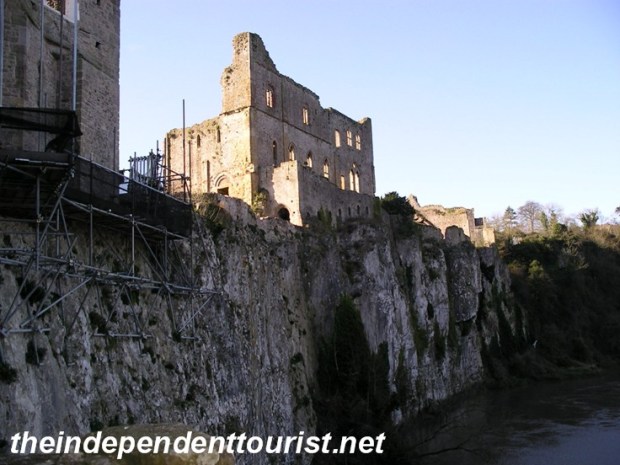 This image shows the Great Tower and how it and the castle walls sit right on the edge of the cliff over the River Wye.