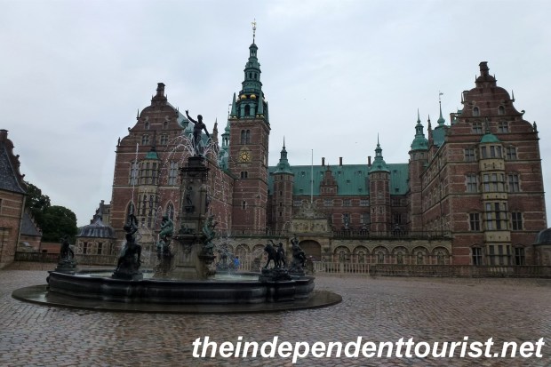 A view of Fredriksborg Castle from the fountain courtyard.