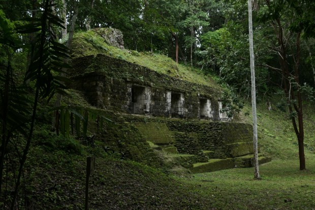 Yaxha Juego de Pelota del Palacio, Guatemala